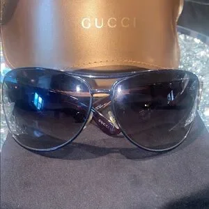Gucci vintage  Black Aviator Sunglasses with Gradient Lenses and gold accents Gucci GG1515S 001 61 Sunglasses | Bassol Optic United States main image 3
